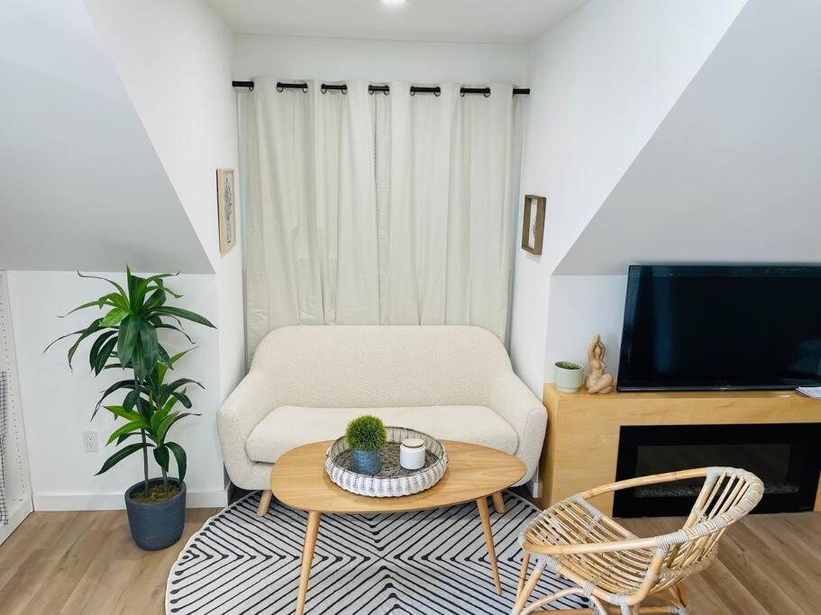 Stylish Cozy One Bedroom Studio With Free Parking Βικτώρια Εξωτερικό φωτογραφία